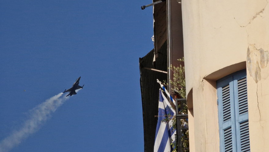 Θεσσαλονίκη - 28η Οκτωβρίου: Εντυπωσιακοί ελιγμοί από το F-16 της ομάδας «Ζευς» της Πολεμικής Αεροπορίας