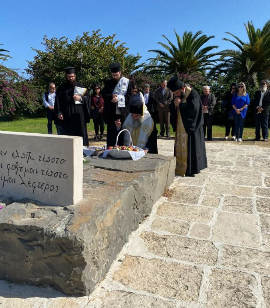 Ο Αρχιεπίσκοπος Κρήτης Ευγένιος γονατίζει στον τάφο του Καζαντζάκη – Δείτε φωτογραφίες