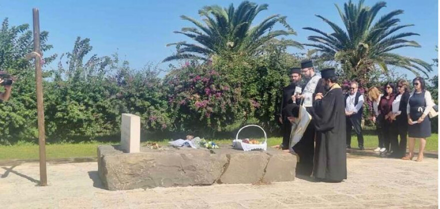 Ο Αρχιεπίσκοπος Κρήτης Ευγένιος γονατίζει στον τάφο του Καζαντζάκη – Δείτε φωτογραφίες
