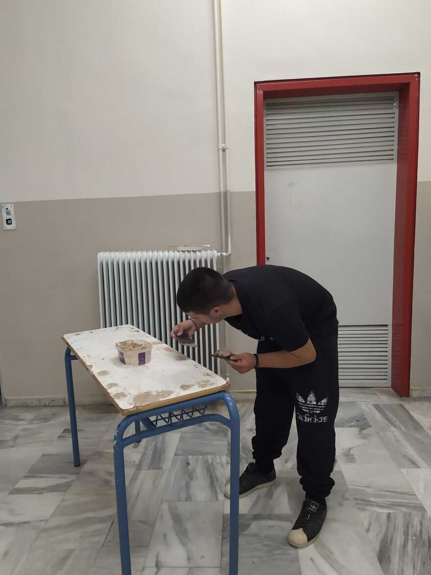 Λάρισα: O μαθητής του 1ου ΕΠΑΛ Τυρνάβου που έγινε viral γιατί επισκευάζει τα θρανία του σχολείου