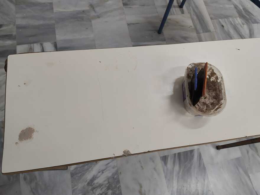 Λάρισα: O μαθητής του 1ου ΕΠΑΛ Τυρνάβου που έγινε viral γιατί επισκευάζει τα θρανία του σχολείου