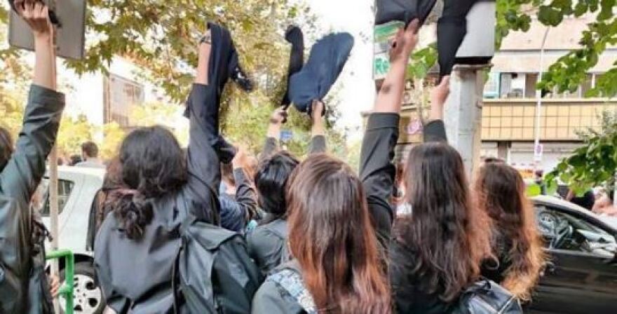 Μαχσά Αμινί: Συμπληρώθηκαν 40 ημέρες από τη δολοφονία της - Αναταραχές στους δρόμους του Ιράν