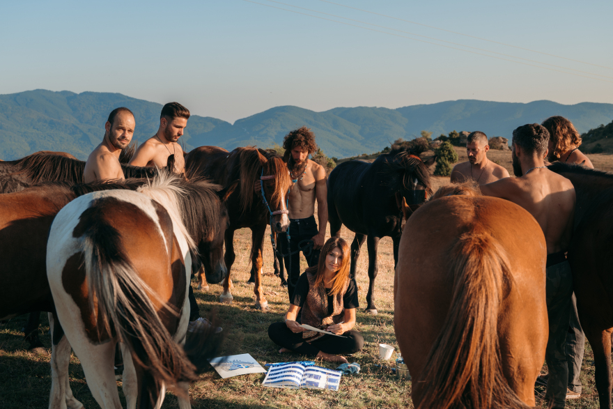 Καρολίνα Ροβύθη: Η εικαστικός που έφτιαξε μια ελληνική σημαία στην κορυφή του Ολύμπου