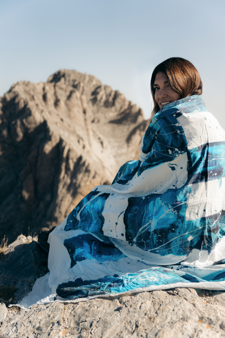 Καρολίνα Ροβύθη: Η εικαστικός που έφτιαξε μια ελληνική σημαία στην κορυφή του Ολύμπου