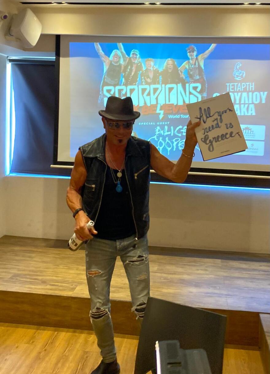 Καρολίνα Ροβύθη: Η εικαστικός που έφτιαξε μια ελληνική σημαία στην κορυφή του Ολύμπου