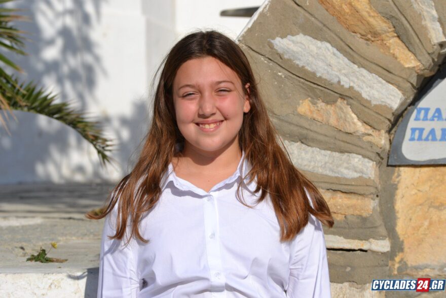 28η Οκτωβρίου - Νάξος: Χειροκροτήματα και «μπράβο» για την μαθήτρια που παρέλασε μόνη της στο χωριό Απόλλωνας