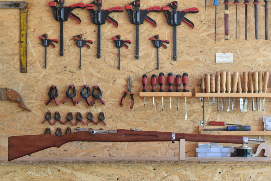 Καρδίτσα: Σκαλίζοντας σε ξύλο τα όπλα του 1940