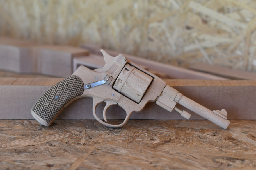 Καρδίτσα: Σκαλίζοντας σε ξύλο τα όπλα του 1940