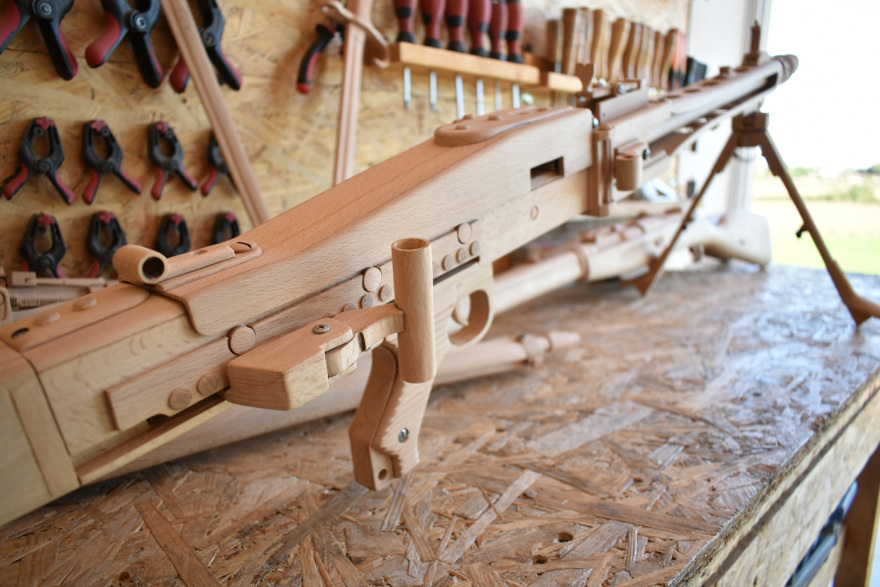 Καρδίτσα: Σκαλίζοντας σε ξύλο τα όπλα του 1940