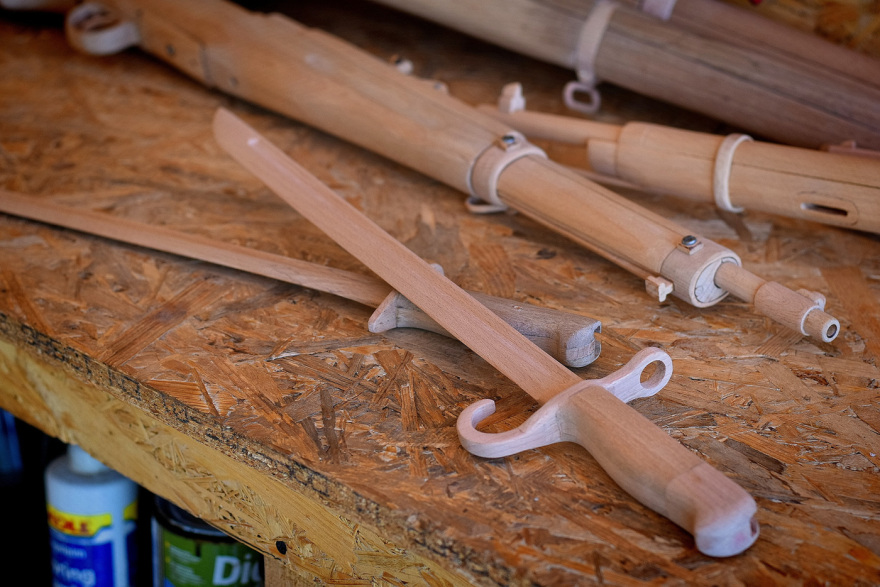 Καρδίτσα: Σκαλίζοντας σε ξύλο τα όπλα του 1940