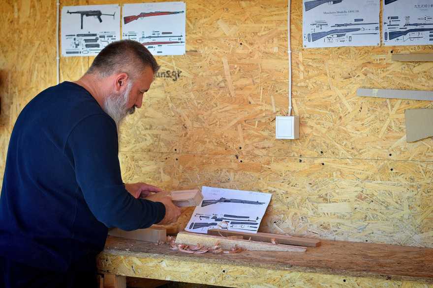 Καρδίτσα: Σκαλίζοντας σε ξύλο τα όπλα του 1940