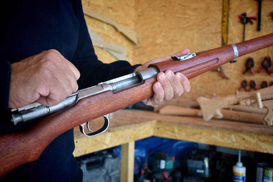 Καρδίτσα: Σκαλίζοντας σε ξύλο τα όπλα του 1940