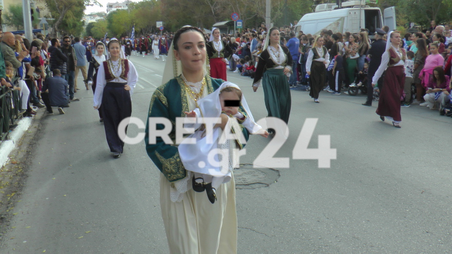 28η Οκτωβρίου - Χανιά: Παρέλασαν αγκαλιά με τα παιδιά τους - Δείτε φωτογραφίες