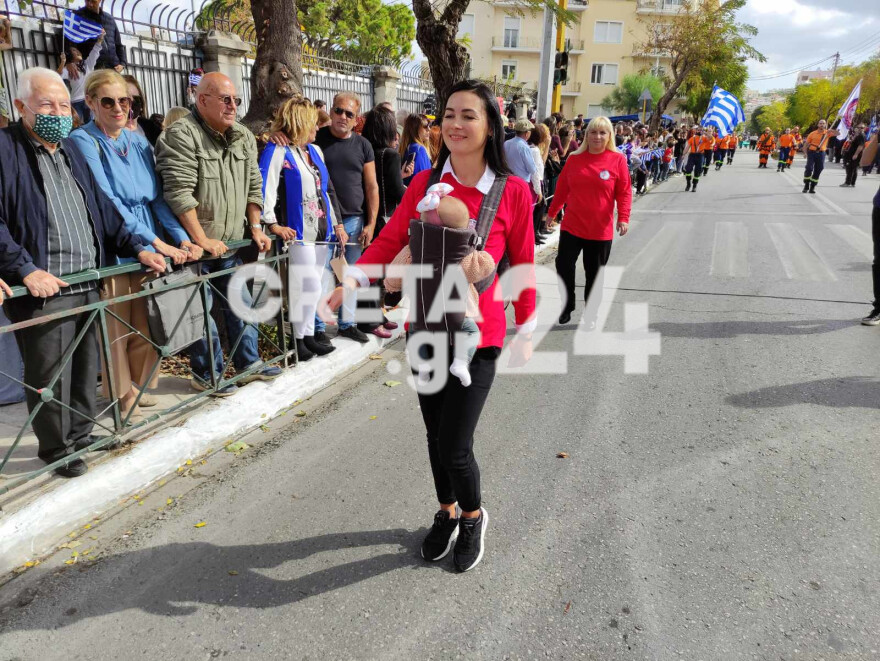 28η Οκτωβρίου - Χανιά: Παρέλασαν αγκαλιά με τα παιδιά τους - Δείτε φωτογραφίες