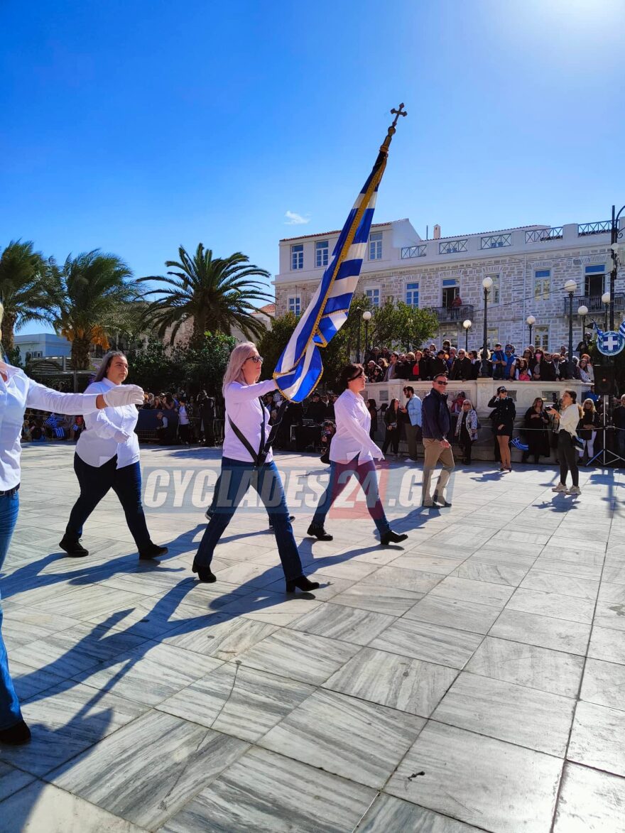 28η Οκτωβρίου - Σύρος: Σημαιοφόρος μητέρα και γιος παραστάτης - Κράτησαν με υπερηφάνεια τη σημαία