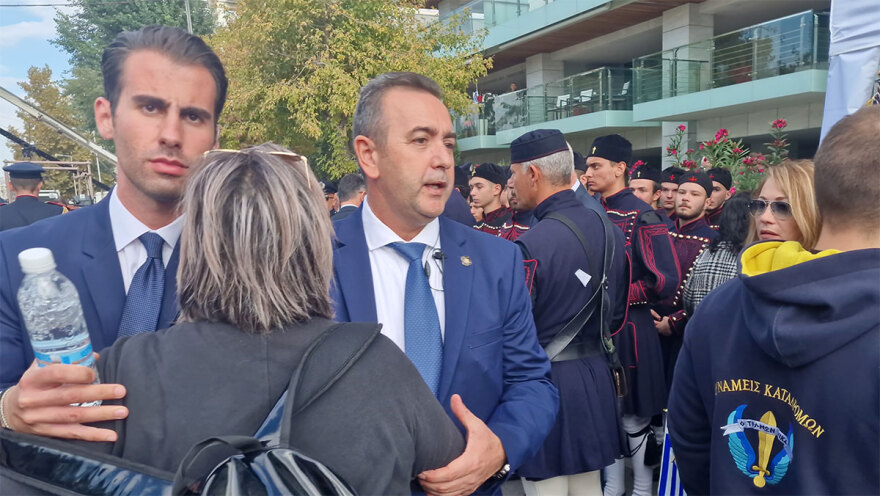 28η Οκτωβρίου - Θεσσαλονίκη: Υγειονομικοί σε αναστολή πλησίασαν τη Σακελλαροπούλου και φώναξαν συνθήματα