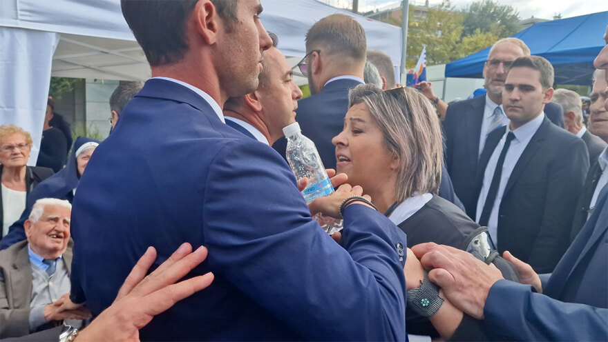 28η Οκτωβρίου - Θεσσαλονίκη: Υγειονομικοί σε αναστολή πλησίασαν τη Σακελλαροπούλου και φώναξαν συνθήματα
