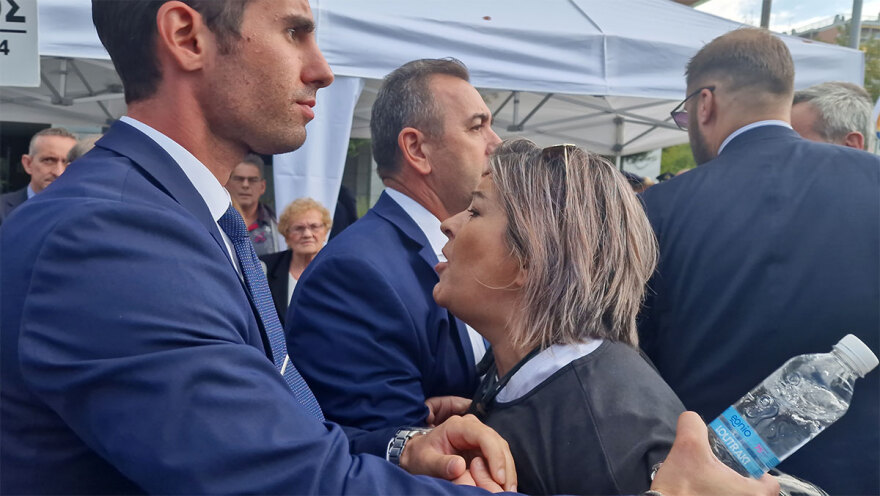 28η Οκτωβρίου - Θεσσαλονίκη: Υγειονομικοί σε αναστολή πλησίασαν τη Σακελλαροπούλου και φώναξαν συνθήματα