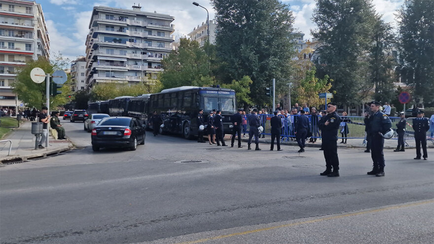 28η Οκτωβρίου - Θεσσαλονίκη: Υγειονομικοί σε αναστολή πλησίασαν τη Σακελλαροπούλου και φώναξαν συνθήματα