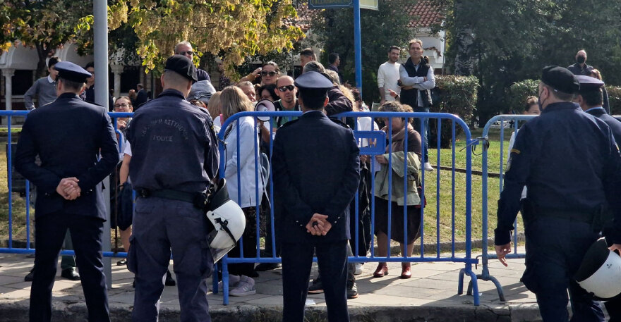 28η Οκτωβρίου - Θεσσαλονίκη: Υγειονομικοί σε αναστολή πλησίασαν τη Σακελλαροπούλου και φώναξαν συνθήματα