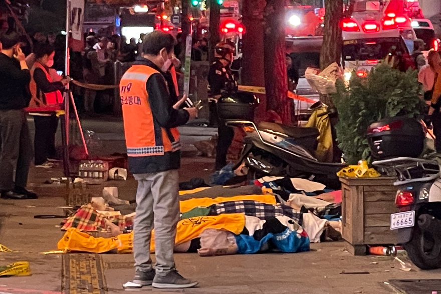 Τραγωδία στη Νότια Κορέα – Τουλάχιστον 151 νεκροί όταν ποδοπατήθηκαν σε γιορτή για το Χάλογουιν