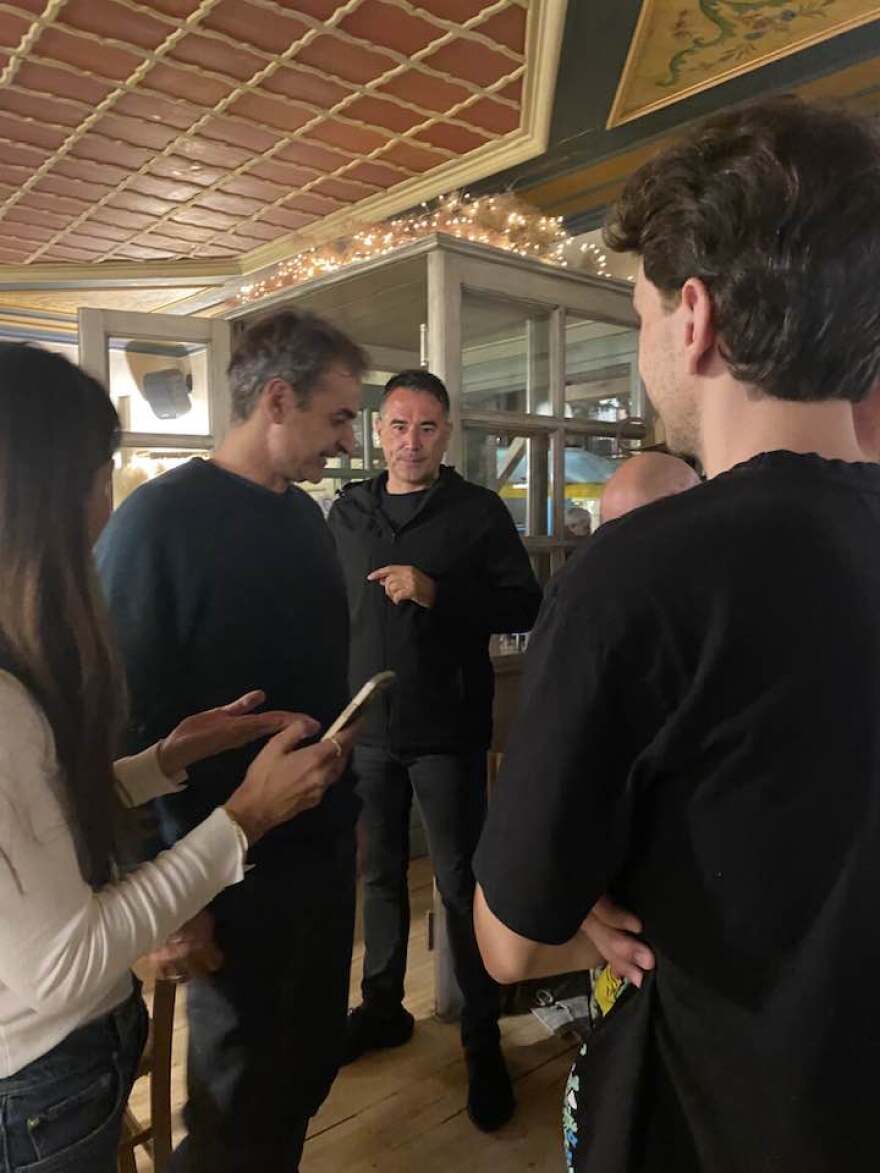 Κυριάκος Μητσοτάκης: Πήρε δώρα και έβγαλε φωτογραφίες με πολίτες στην Αρίστη