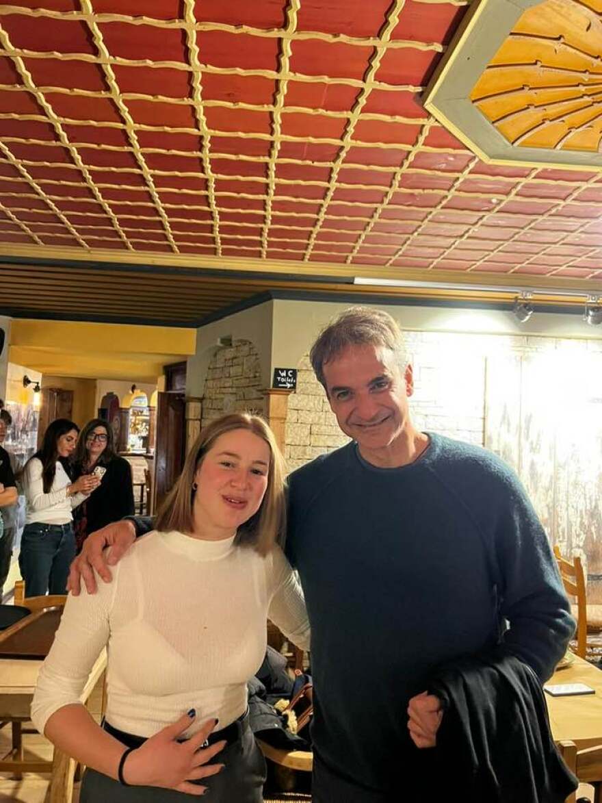 Κυριάκος Μητσοτάκης: Πήρε δώρα και έβγαλε φωτογραφίες με πολίτες στην Αρίστη