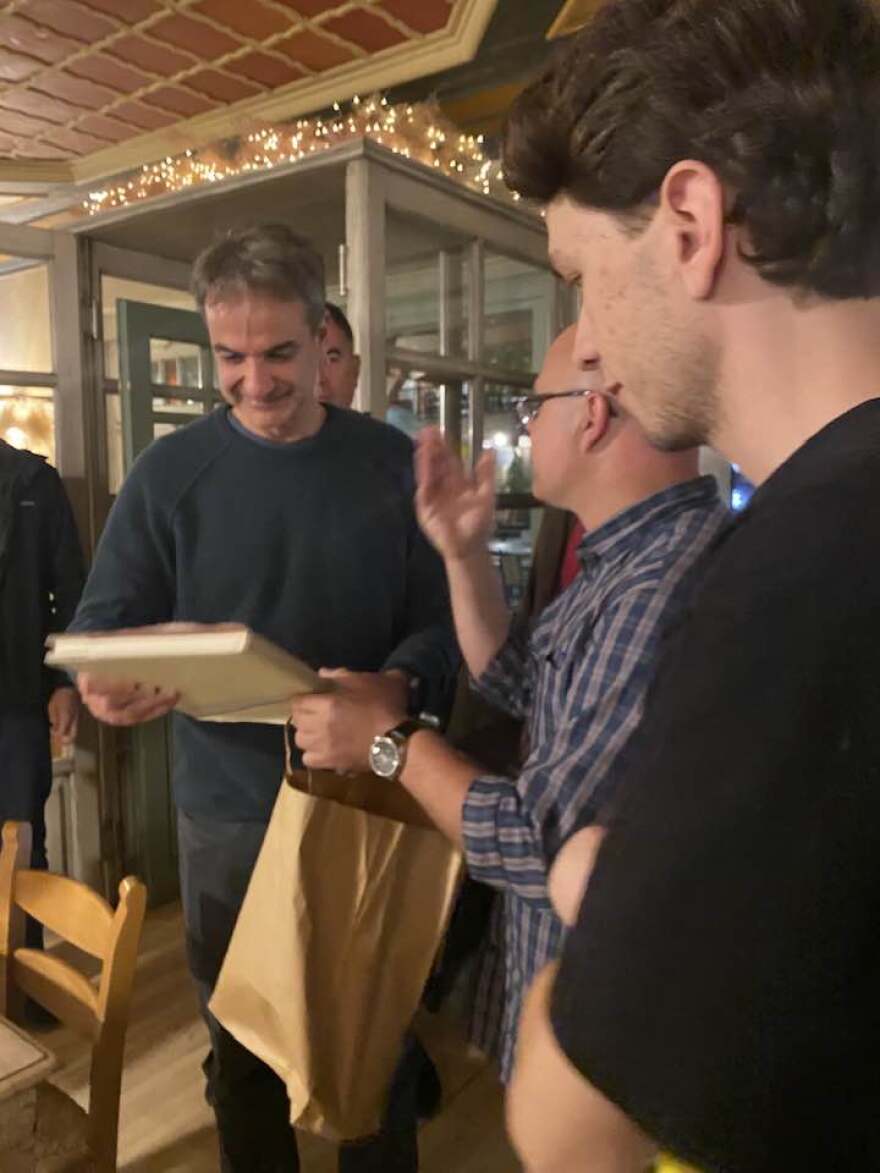 Κυριάκος Μητσοτάκης: Πήρε δώρα και έβγαλε φωτογραφίες με πολίτες στην Αρίστη