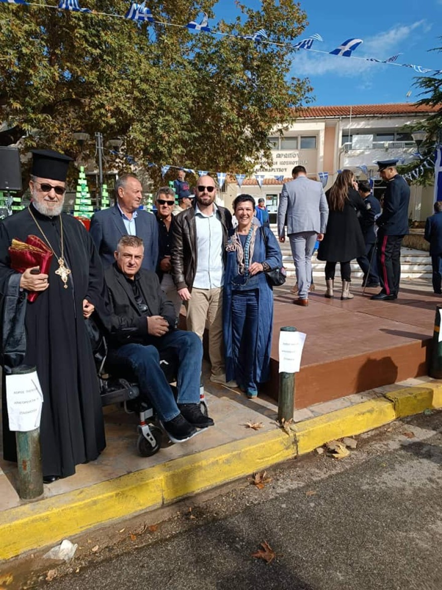 Καπανδρίτι: Βάθρο επισήμων χωρίς ράμπα - «Νιώθω διαφορετικός» λέει δημοτικός σύμβουλος σε αναπηρικό