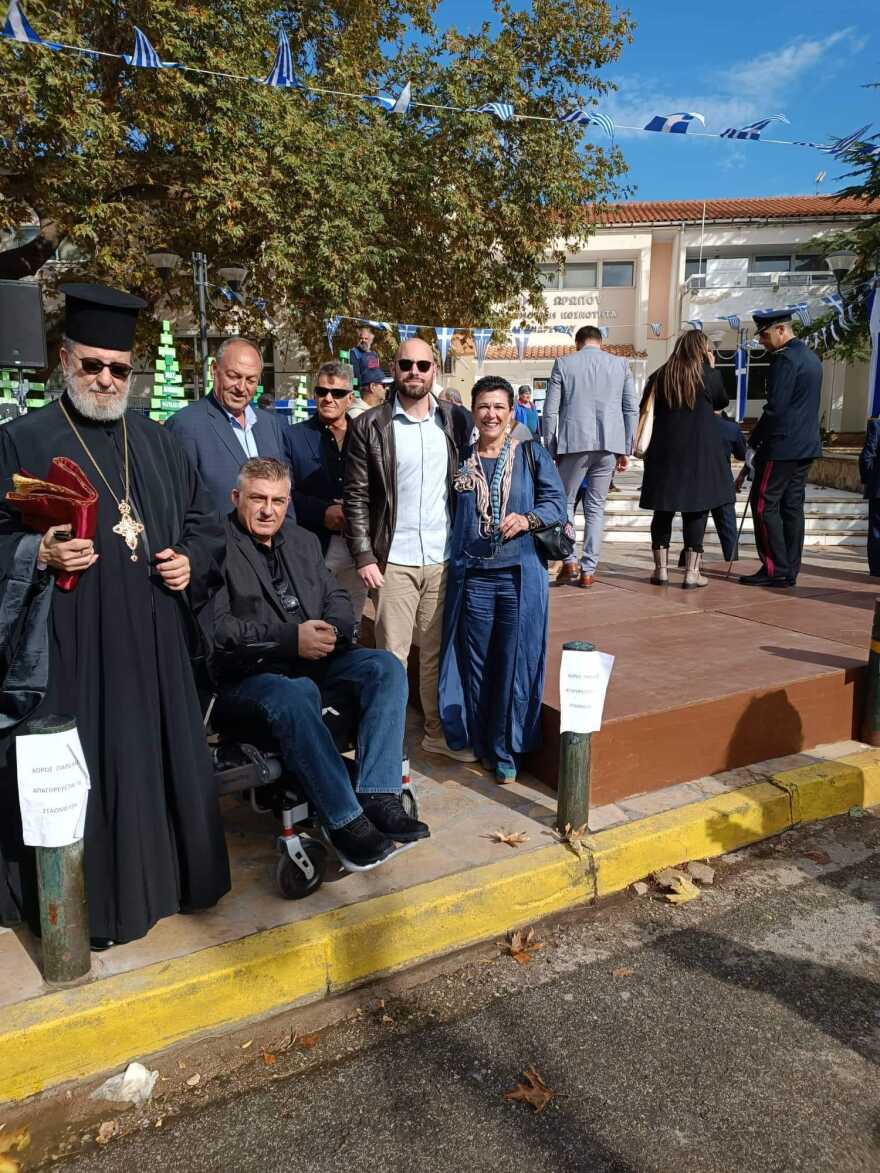 Καπανδρίτι: Βάθρο επισήμων χωρίς ράμπα - «Νιώθω διαφορετικός» λέει δημοτικός σύμβουλος σε αναπηρικό