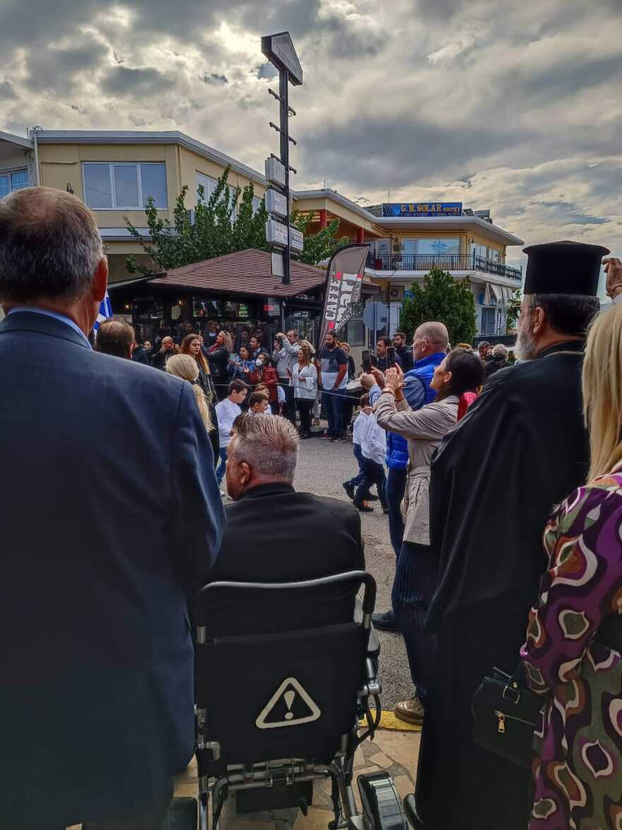 Καπανδρίτι: Βάθρο επισήμων χωρίς ράμπα - «Νιώθω διαφορετικός» λέει δημοτικός σύμβουλος σε αναπηρικό