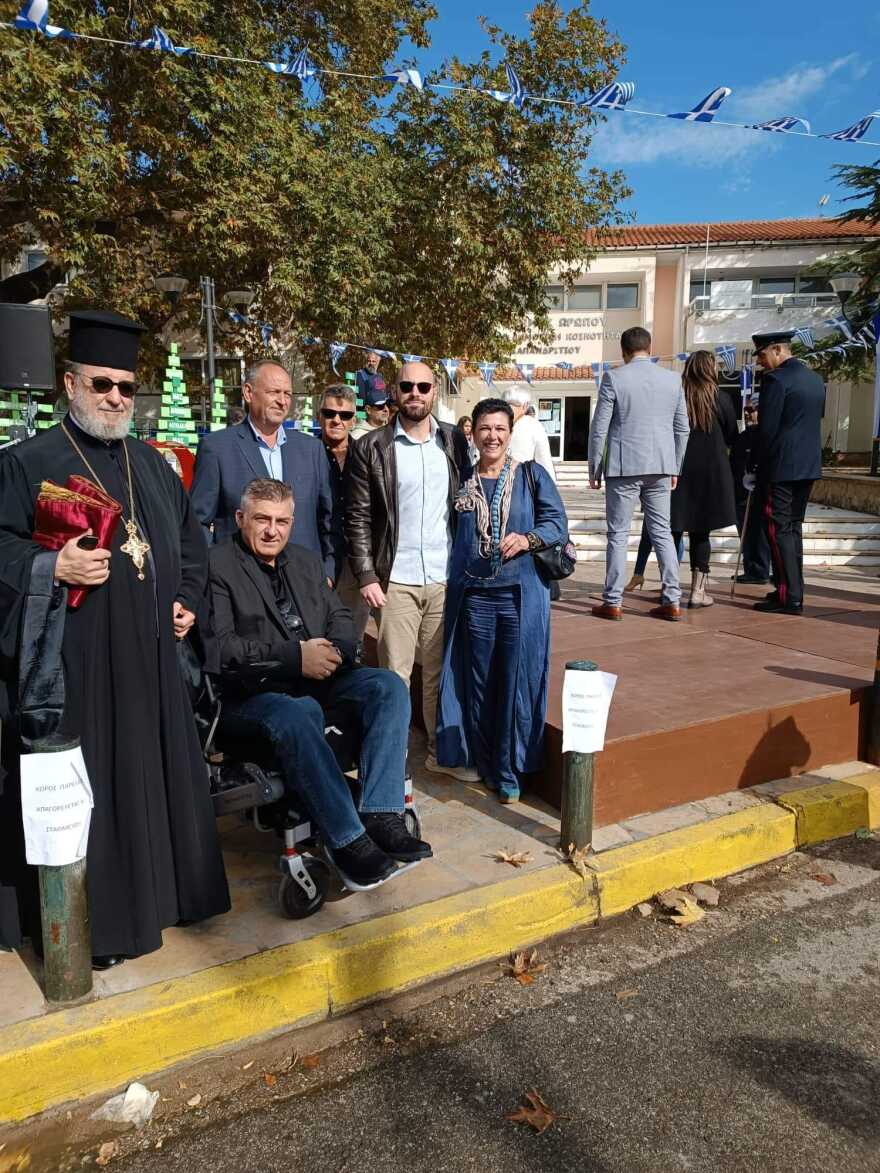 Καπανδρίτι: Βάθρο επισήμων χωρίς ράμπα - «Νιώθω διαφορετικός» λέει δημοτικός σύμβουλος σε αναπηρικό