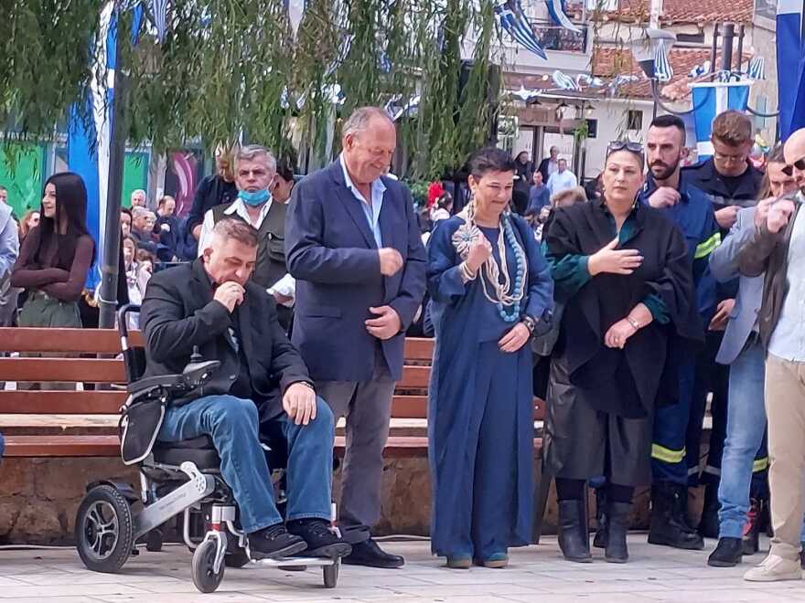 Καπανδρίτι: Βάθρο επισήμων χωρίς ράμπα - «Νιώθω διαφορετικός» λέει δημοτικός σύμβουλος σε αναπηρικό