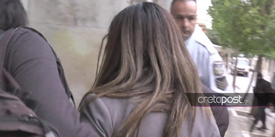 Επίθεση με καυστικό υγρό στο Ηράκλειο: Στην ανακρίτρια η 38χρονη για ν' απολογηθεί - Δείτε φωτογραφίες