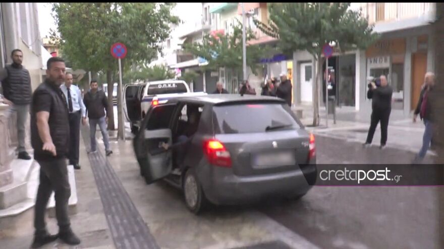 Επίθεση με καυστικό υγρό στο Ηράκλειο: Στην ανακρίτρια η 38χρονη για ν' απολογηθεί - Δείτε φωτογραφίες