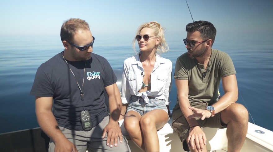 Fishy: Ρίχνει άγκυρα στα Χανιά και συναντάει τη Βίκυ Κάβουρα