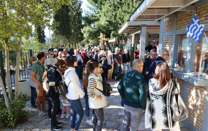 Δελφοί: Το αδιαχώρητο στον αρχαιολογικό χώρο με αφορμή το τριήμερο - Δείτε φωτογραφίες