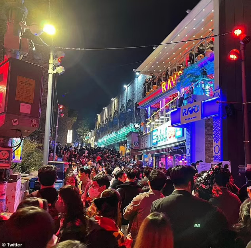 Τραγωδία στη Σεούλ: Θρήνος και αναπάντητα ερωτήματα για τους 154 νεκρούς