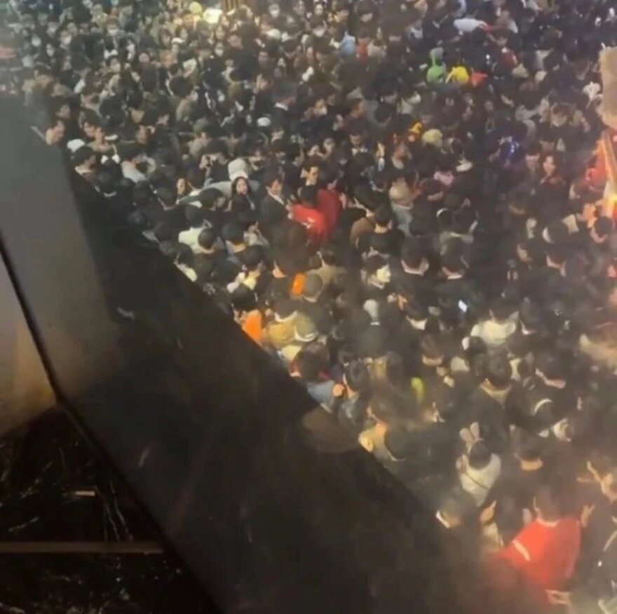 Τραγωδία στη Σεούλ: Θρήνος και αναπάντητα ερωτήματα για τους 154 νεκρούς