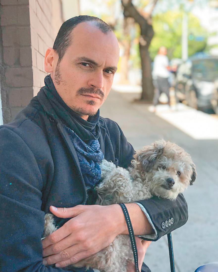 «Βίαζε εμένα και την αδελφή μου, ήμουν το τέλειο θύμα» λέει γνωστή ηθοποιός για τον Λάμπρο Φιλίππου