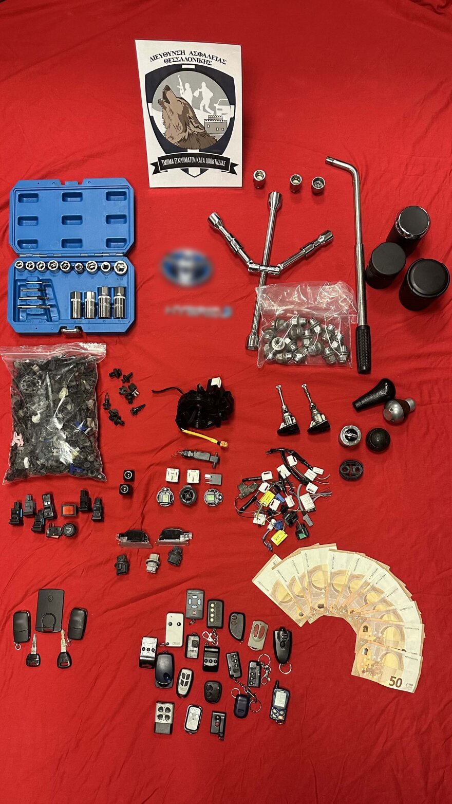 Θεσσαλονίκη: Είχαν κλέψει ελαστικά και ζάντες σε πάνω από 44 αυτοκίνητα 