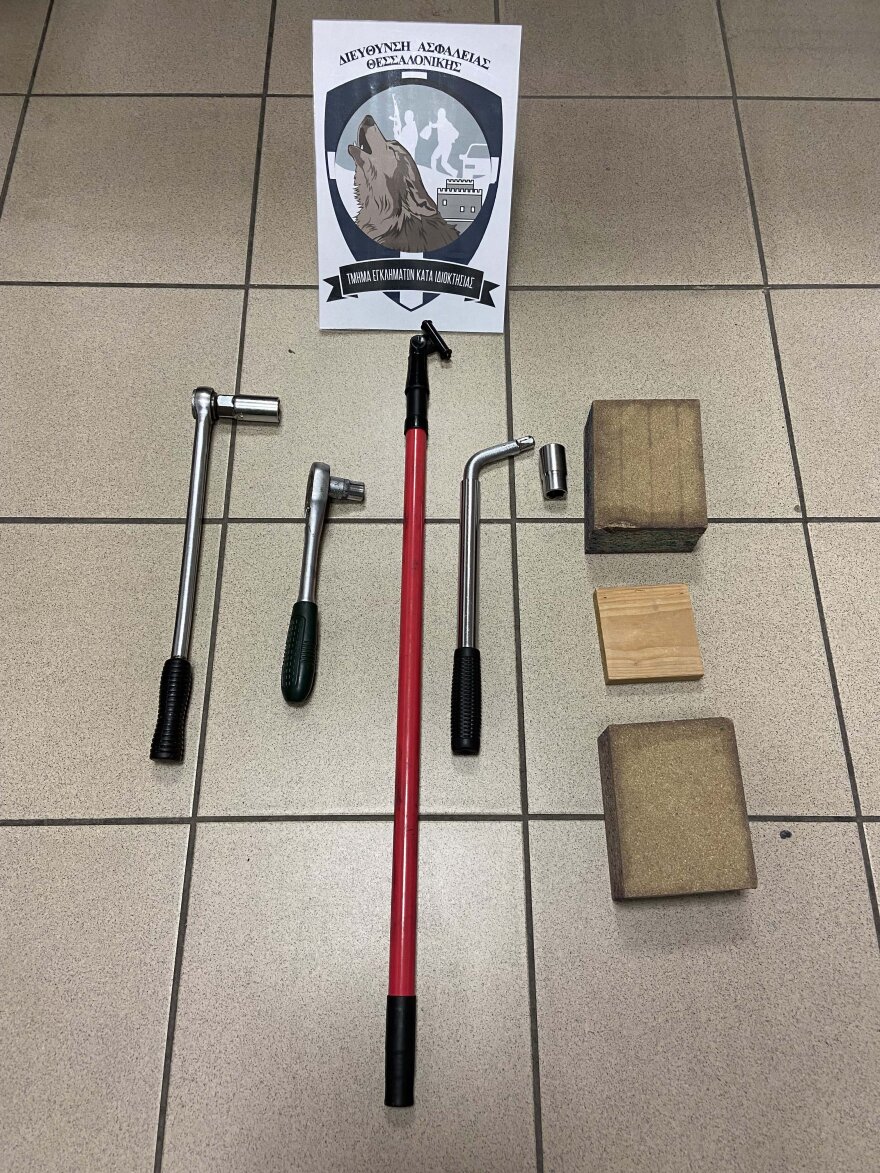 Θεσσαλονίκη: Είχαν κλέψει ελαστικά και ζάντες σε πάνω από 44 αυτοκίνητα 