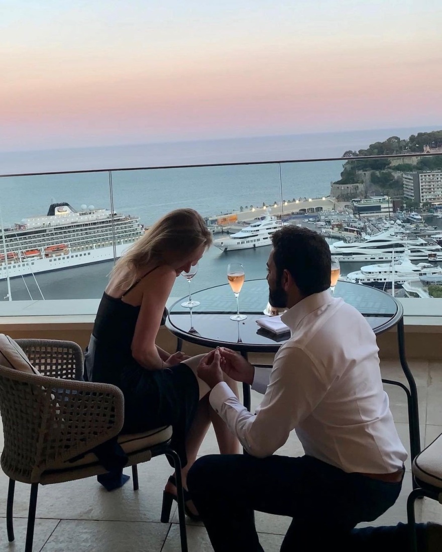 Καναδοί ερωτεύτηκαν σε… ασανσέρ ξενοδοχείου στην Αθήνα και πλέον ετοιμάζουν τον γάμο τους