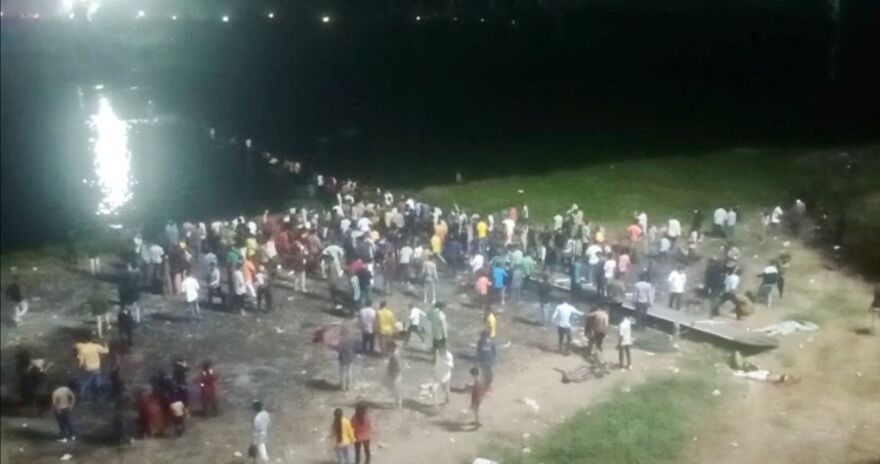 Ινδία: Κατέρρευσε κρεμαστή γέφυρα – Δεκάδες νεκροί