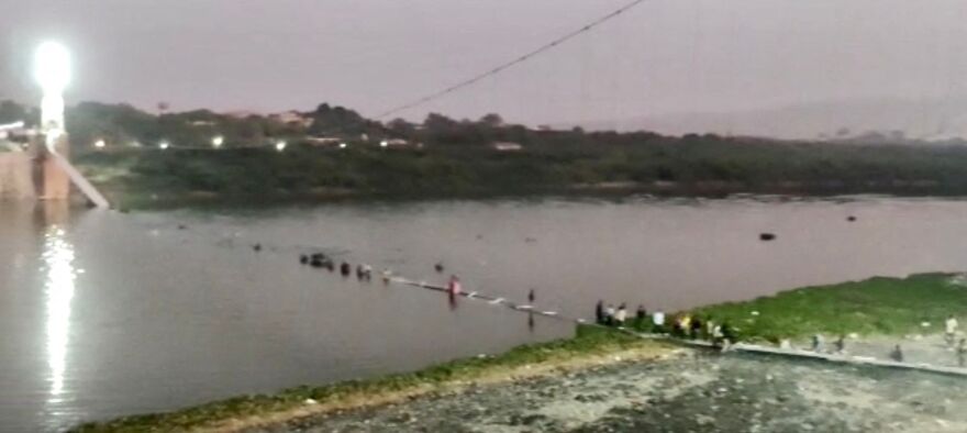 Ινδία: Κατέρρευσε κρεμαστή γέφυρα – Δεκάδες νεκροί