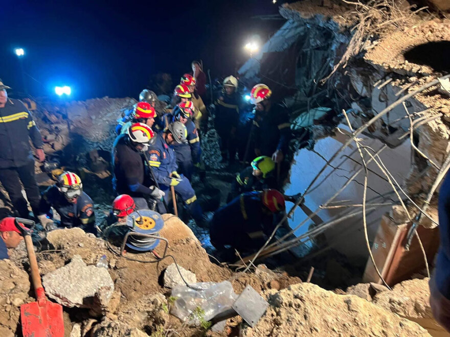 Κρήτη: Βράχος καταπλάκωσε ενοικιαζόμενα δωμάτια - Σκοτώθηκε μητέρα, σώθηκαν πατέρας και παιδί