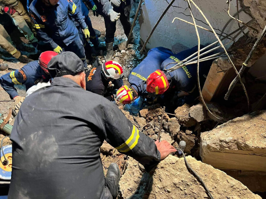 Κρήτη: Βράχος καταπλάκωσε ενοικιαζόμενα δωμάτια - Σκοτώθηκε μητέρα, σώθηκαν πατέρας και παιδί