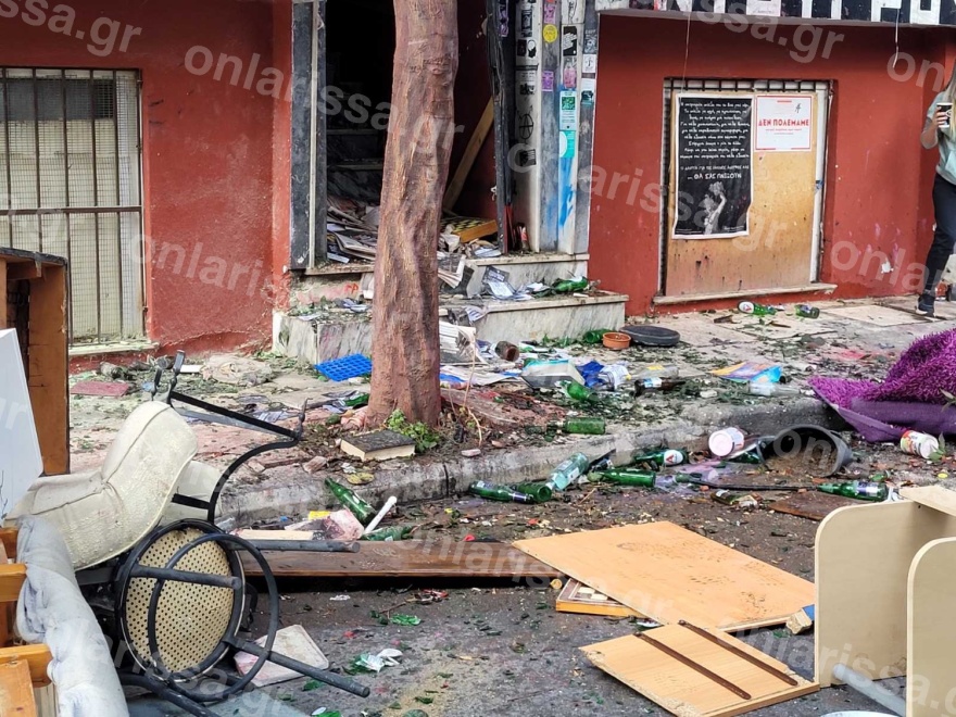 Λάρισα: Επεισοδιακή επιχείρηση της ΕΛ.ΑΣ για να «σπάσει» κατάληψη σε δημόσιο κτήριο - Βίντεο και φωτογραφίες