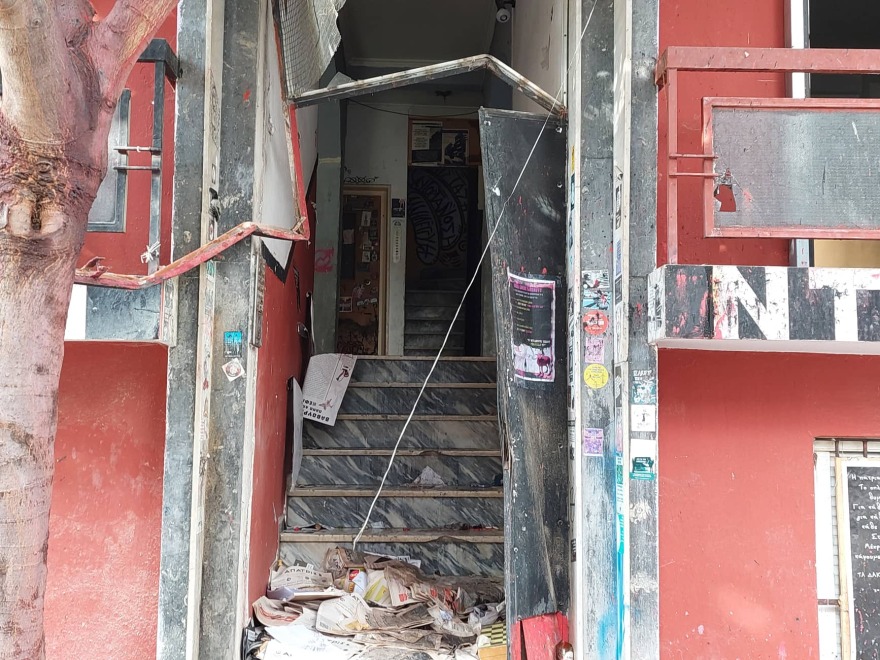 Λάρισα: Επεισοδιακή επιχείρηση της ΕΛ.ΑΣ για να «σπάσει» κατάληψη σε δημόσιο κτήριο - Βίντεο και φωτογραφίες