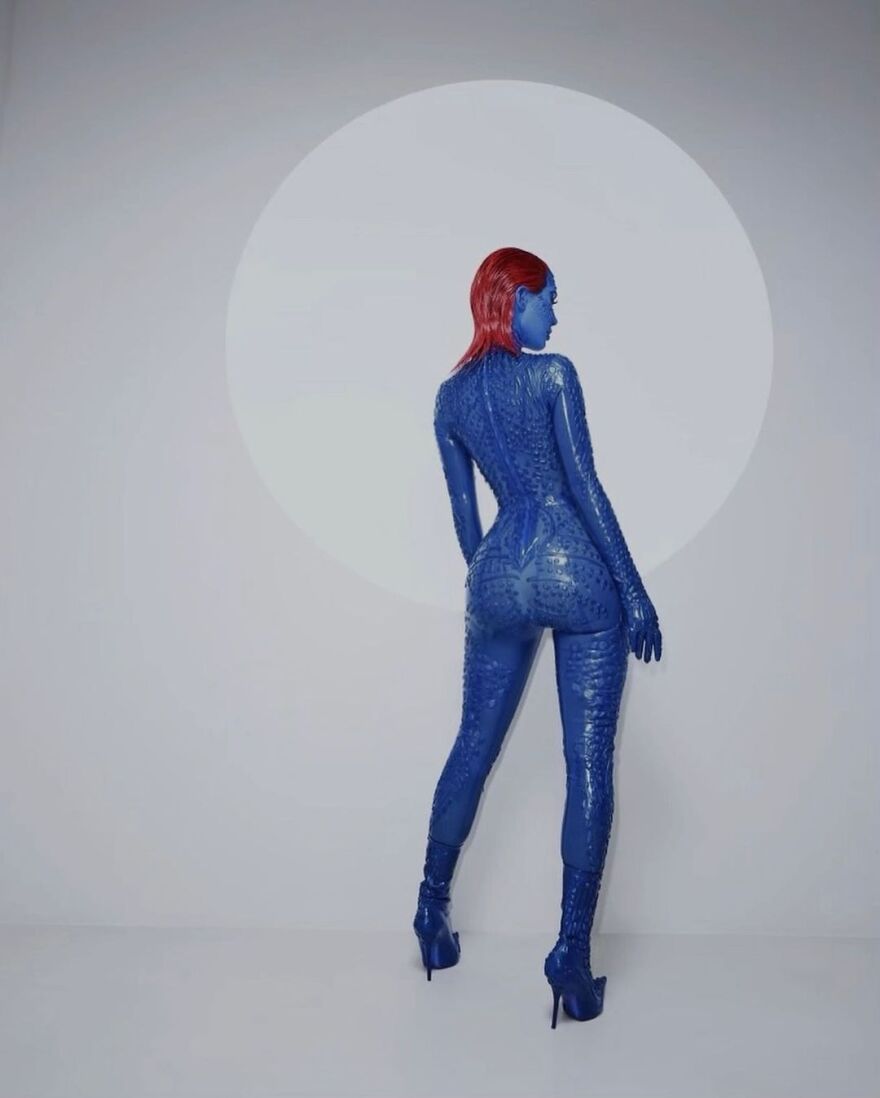 Κιμ Καρντάσιαν: Viral η μεταμφίεσή της σε μπλε ηρωίδα της Marvel